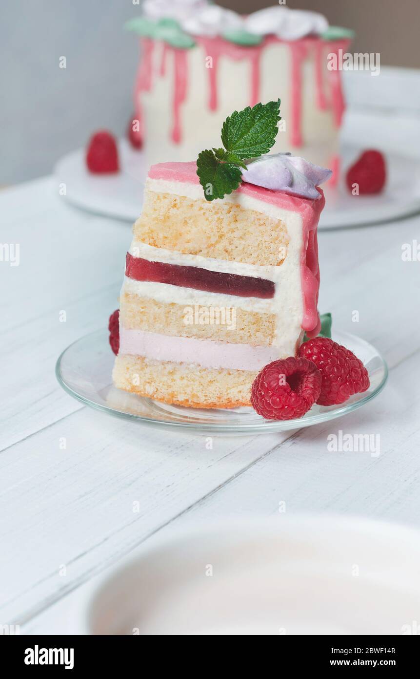 Pezzo di piatto di lampone in cakeon con lamponi intorno Foto Stock