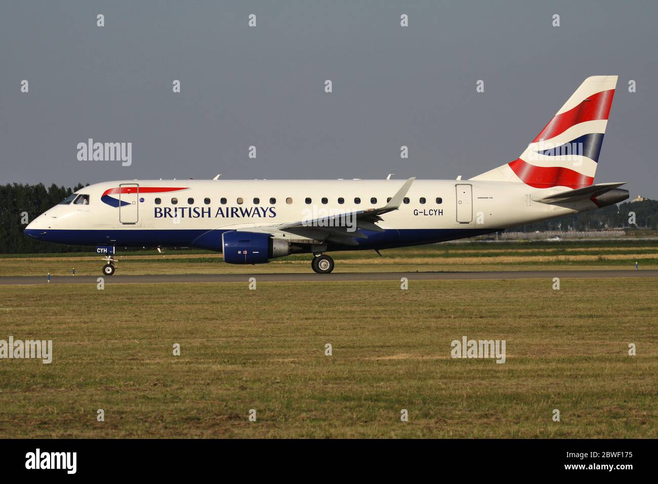 BA Cityflyer Embraer 170 con registrazione G-LCYH rotolando sulla Taxiway V dell'aeroporto di Amsterdam Schiphol. Foto Stock