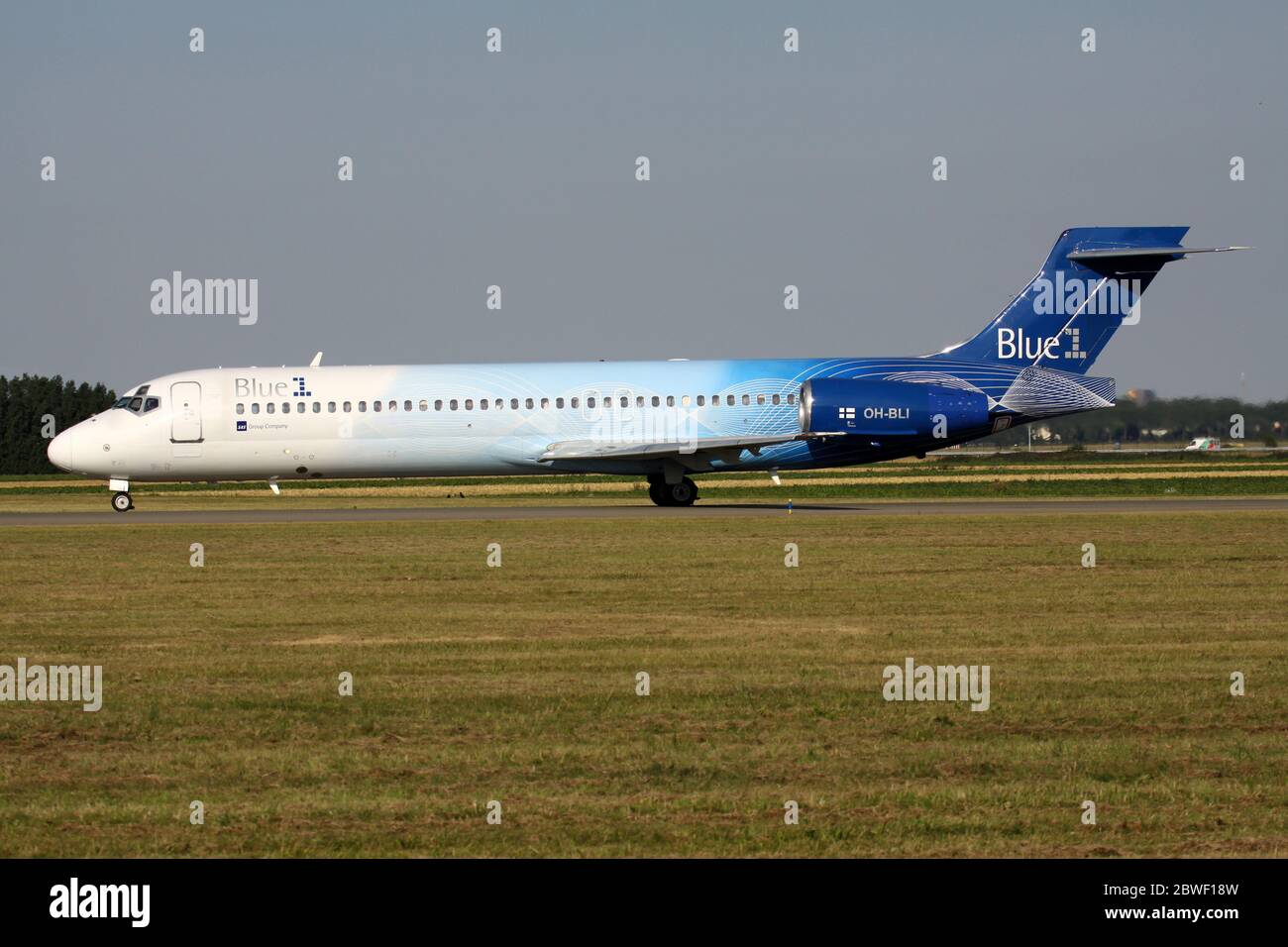 Boeing 717 200 finlandese Blue1 con registrazione OH BLI in rotazione sulla Taxiway V dell aeroporto di Amsterdam Schiphol Foto stock Alamy
