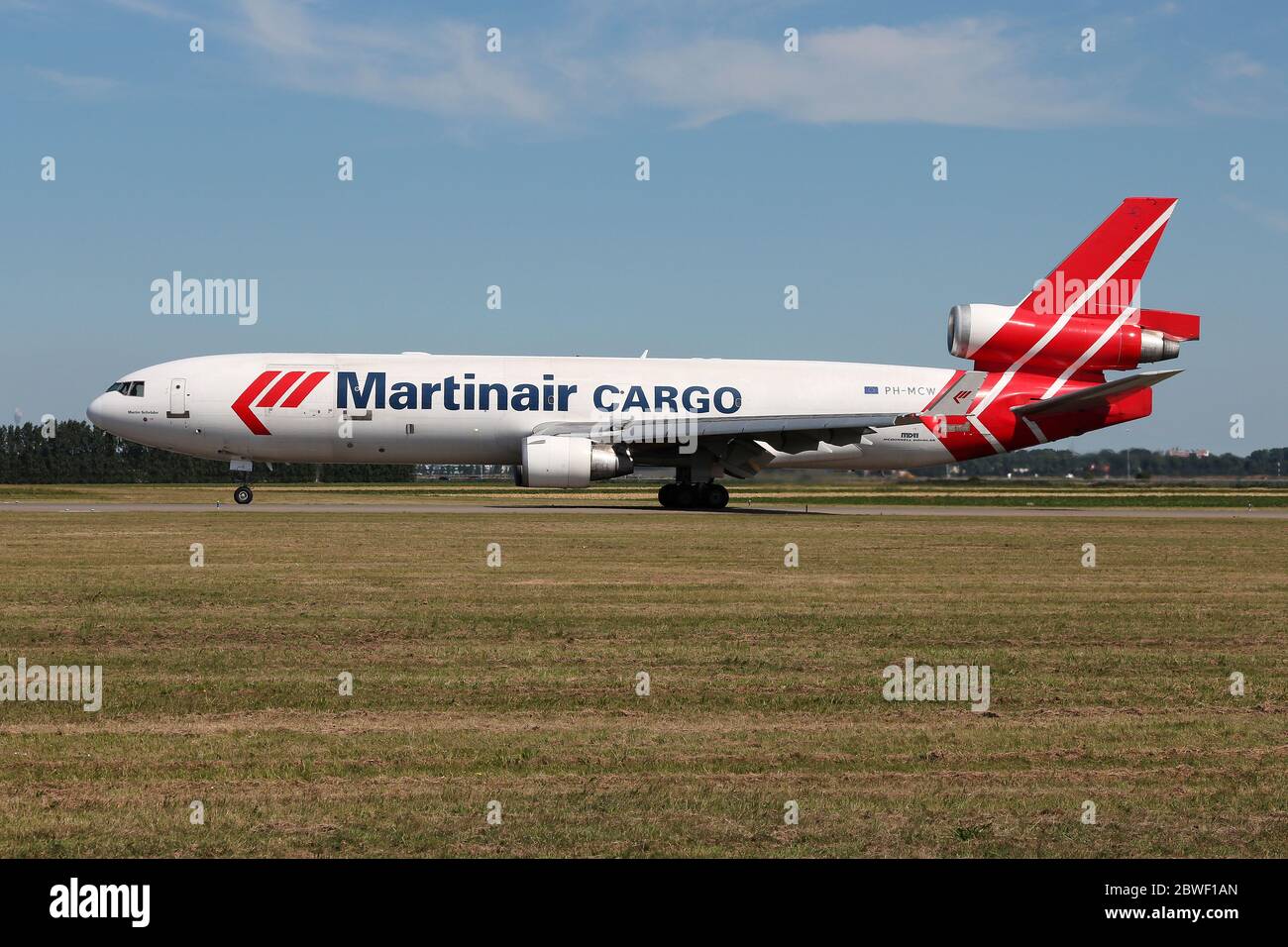 Olandese Martinair Cargo McDonnell Douglas MD-11 con registrazione PH-MCW in volo sulla Taxiway V dell'aeroporto di Amsterdam Schiphol. Foto Stock