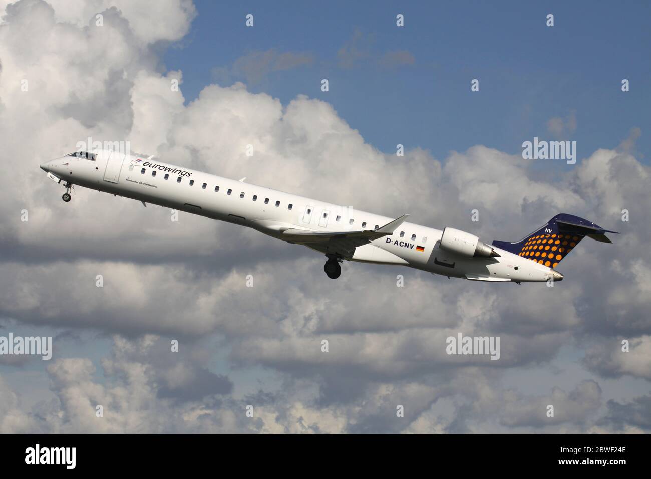 Tedesco Eurowings Bombardier CRJ900 con registrazione D-ACNV appena in aereo all'aeroporto di Amsterdam Schiphol. Foto Stock
