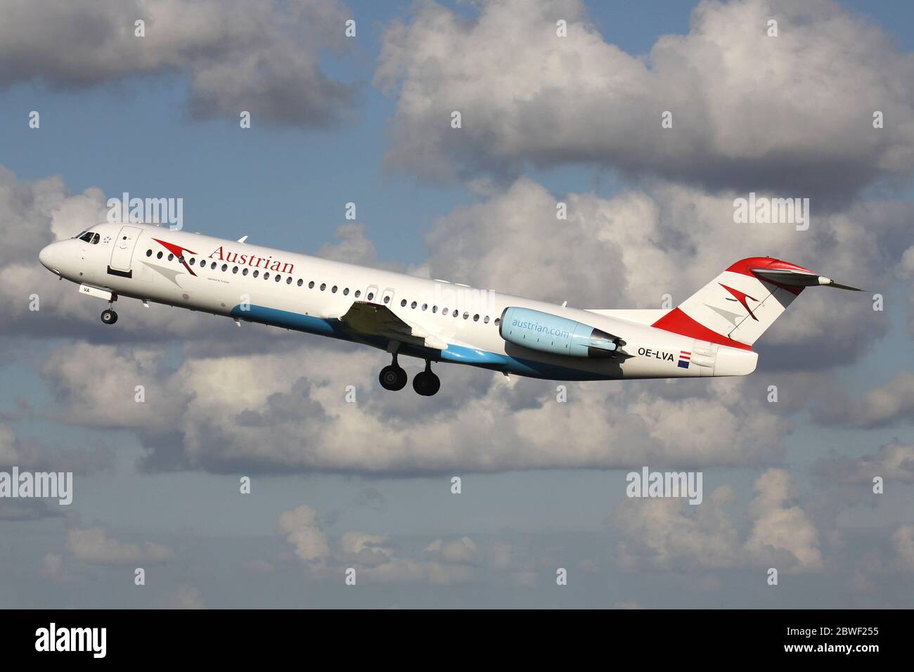 Tyrolean Airways Fokker 100 in Austrian Airlines livrea con registrazione OE-LVA solo aereo all'aeroporto di Amsterdam Schiphol. Foto Stock