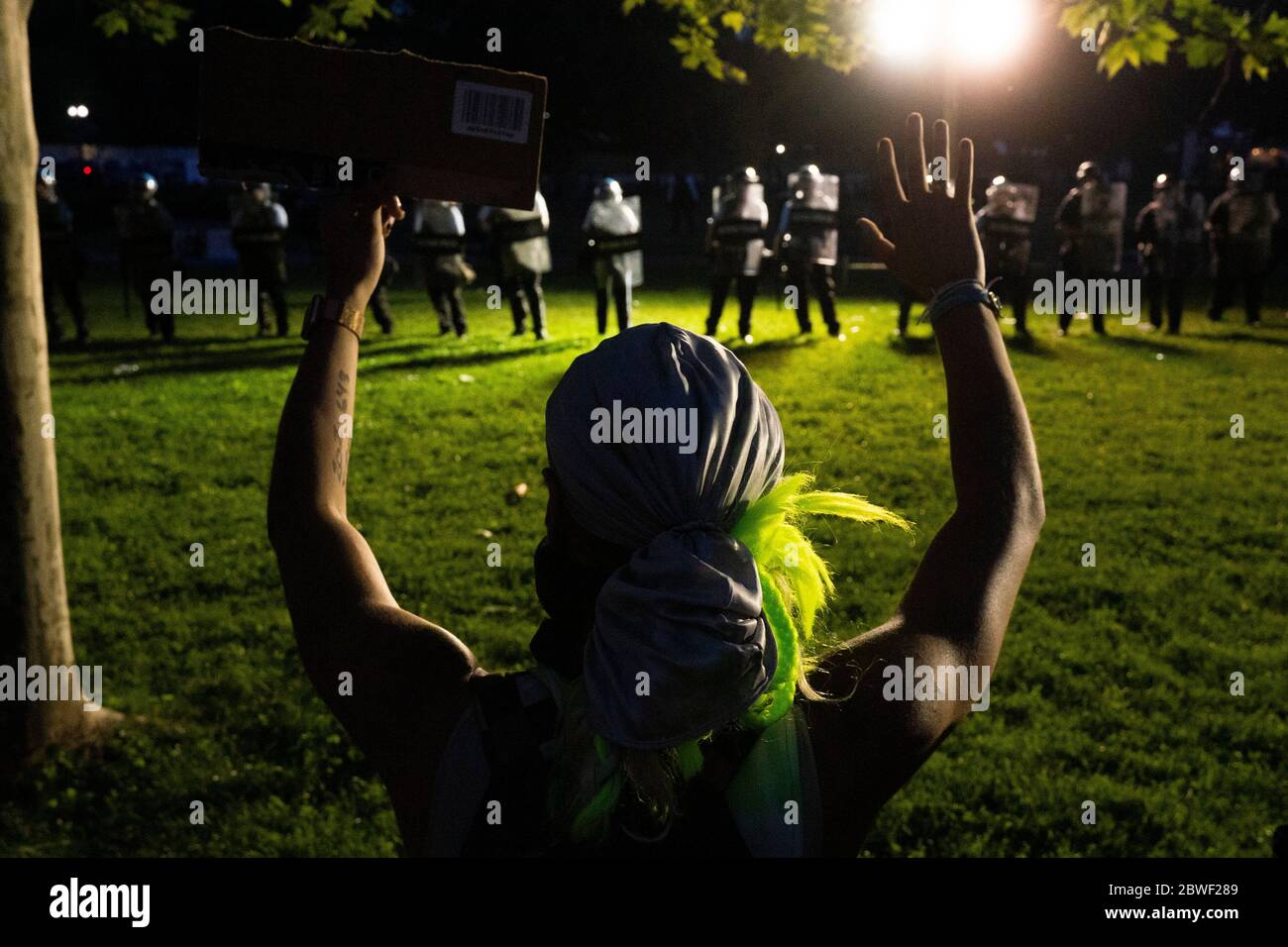 Un protestante tiene le mani in aria mentre la polizia e la Guardia Nazionale guardano durante una protesta a Lafayette Square a Washington, DC, Stati Uniti, domenica 31 maggio 2020, dopo la morte di un uomo nero disarmato per mano della polizia del Minnesota il 25 maggio 2020. Credit: Stefani Reynolds/CNP /MediaPunch Foto Stock