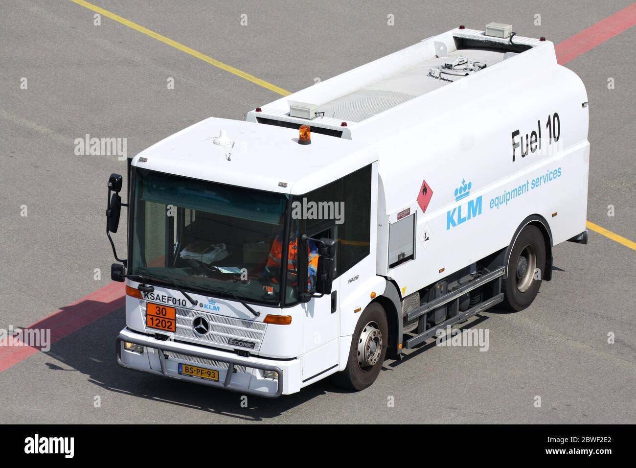 KLM Equipment Services Mercedes-Benz Econic Tank Truck presso l'aeroporto di Amsterdam Schiphol. Foto Stock