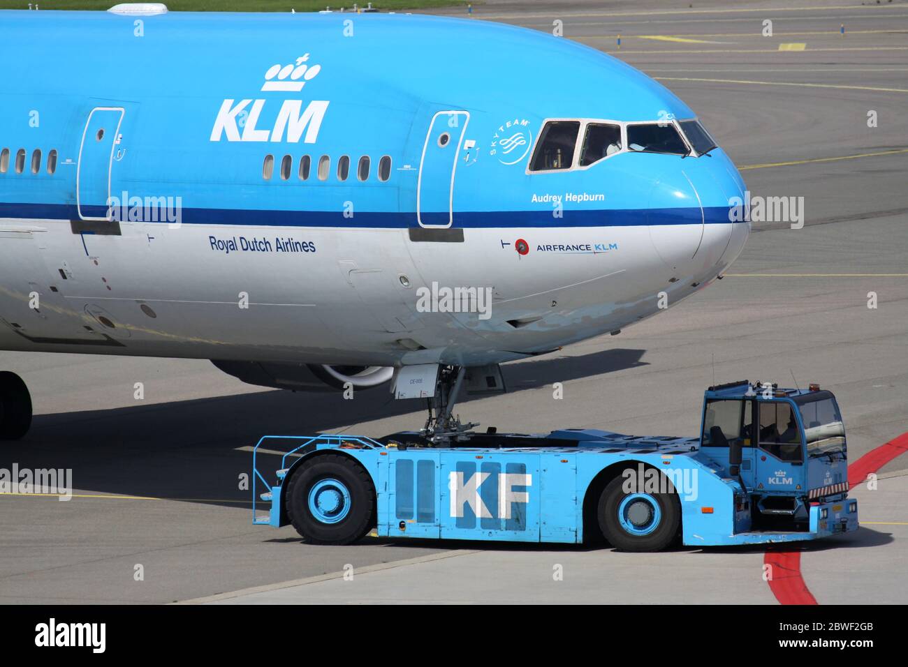 KLM McDonnell Douglas MD-11 con registrazione PH-KCE sul pushback all'aeroporto di Amsterdam Schiphol. Foto Stock