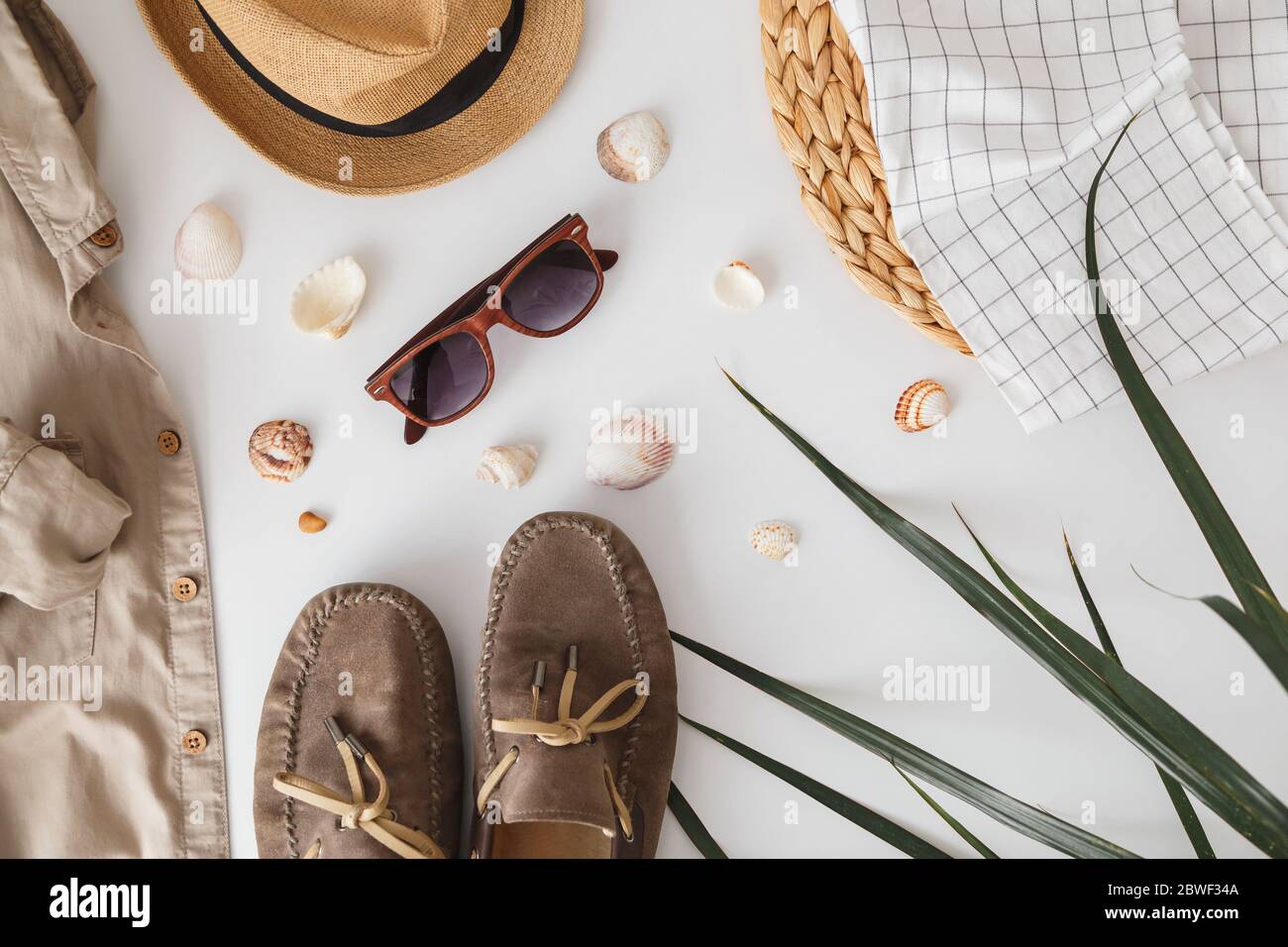 Accessori di moda hipster maschile su bianco. Articoli per la vacanza, la posa in appartamento e i viaggi Foto Stock