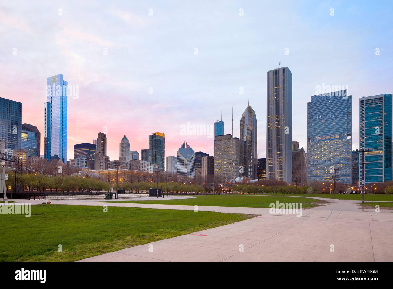 Skyline del centro città al crepuscolo, Chicago, Illinois, Stati Uniti Foto Stock