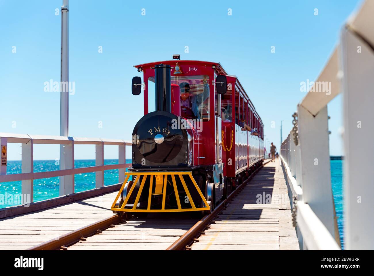 Busselton, novembre 2019: Famoso treno Jetty d'epoca, alimentato da energia solare, che porta i turisti in un viaggio lungo il molo di legno, Australia occidentale Foto Stock