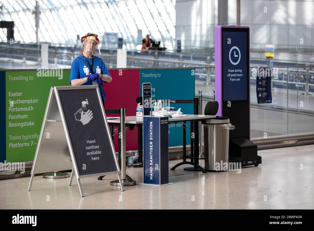 I cartelli di richiesta per l'igiene del lavaggio delle mani e la copertura del viso si trovano all'interno dell'atrio della stazione centrale di Waterloo, Londra, Inghilterra, Regno Unito Foto Stock