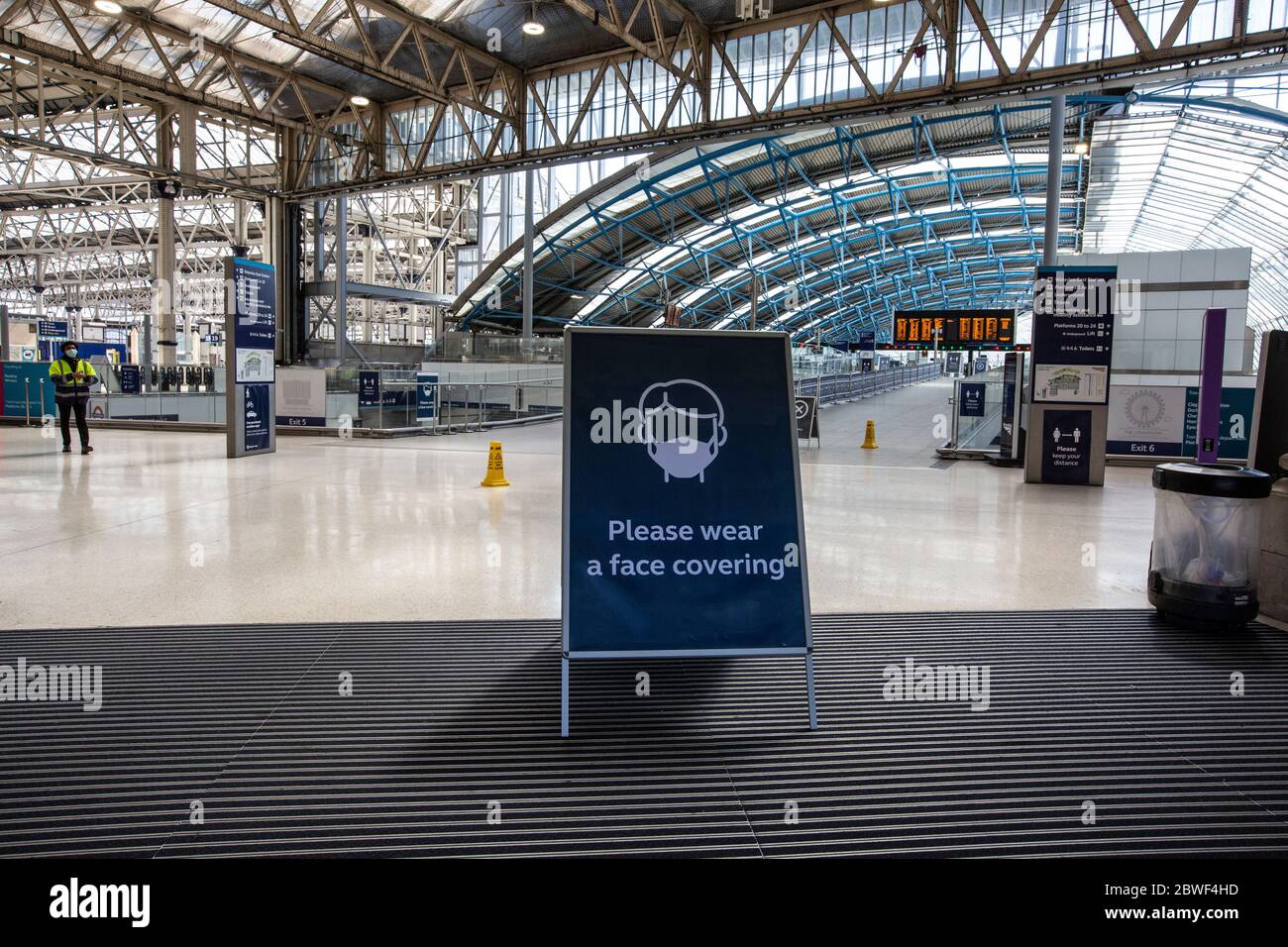 I cartelli di richiesta per l'igiene del lavaggio delle mani e la copertura del viso si trovano all'interno dell'atrio della stazione centrale di Waterloo, Londra, Inghilterra, Regno Unito Foto Stock