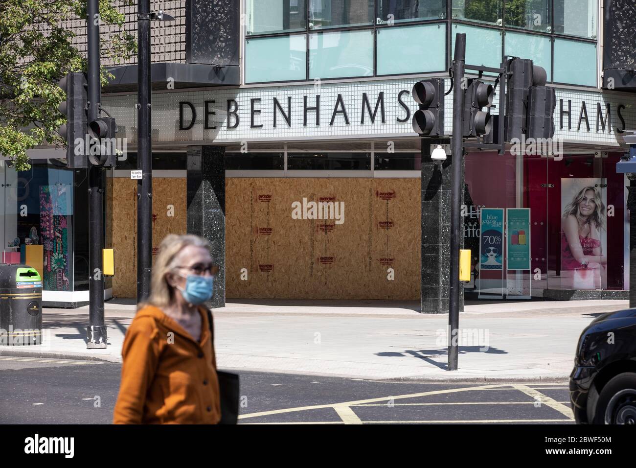 I pedoni continuano a indossare i facemark lungo Oxford Street mentre le aziende si preparano a riaprire il 15 giugno dopo il blocco del coronavirus, Londra, Regno Unito Foto Stock