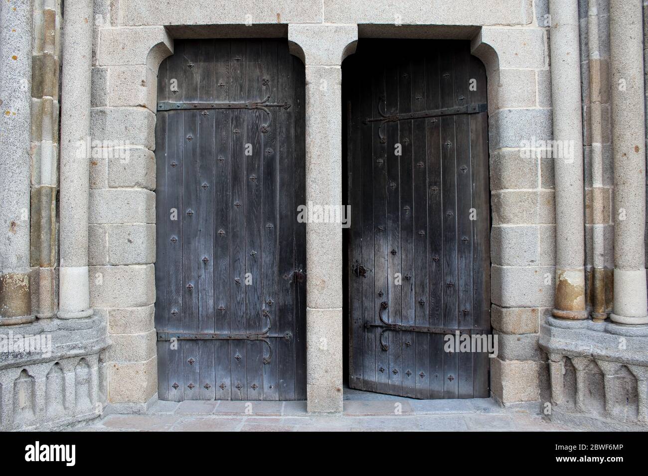 Due porte, la destra leggermente aperto a le-Mont-Saint-Michel. Foto Stock