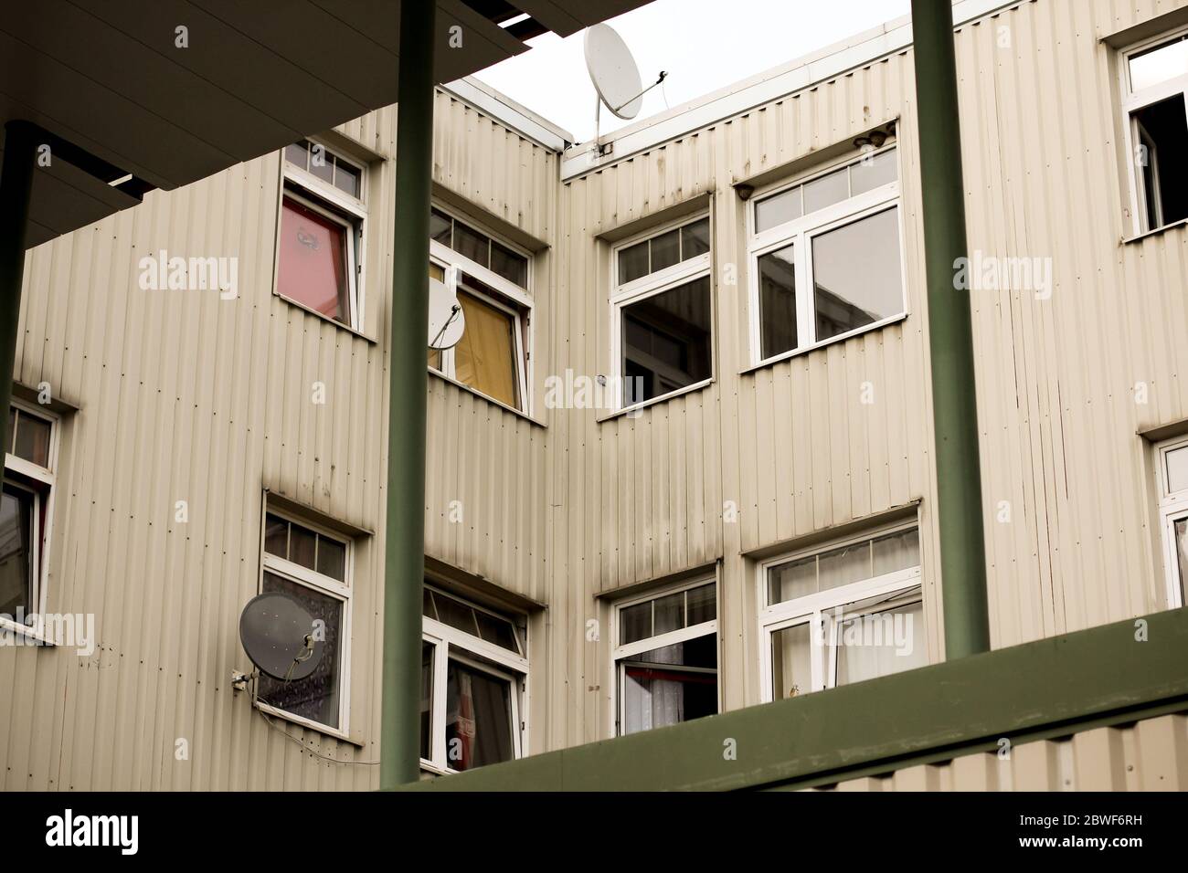 Muro di casa beige con piatti satellitari in Austria Foto Stock