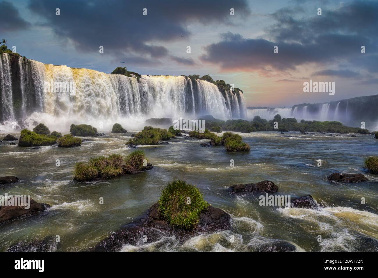 Le cascate di Iguazu, fotografate dal lato brasiliano. Foto Stock