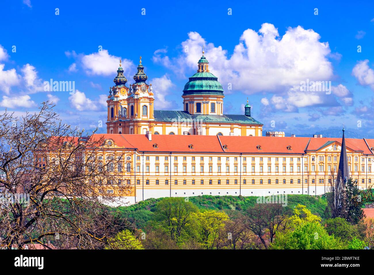 Abbazia di Melk - Abbazia benedettina sopra la città di Melk, bassa Austria, famosa per le crociere sul Danubio Foto Stock