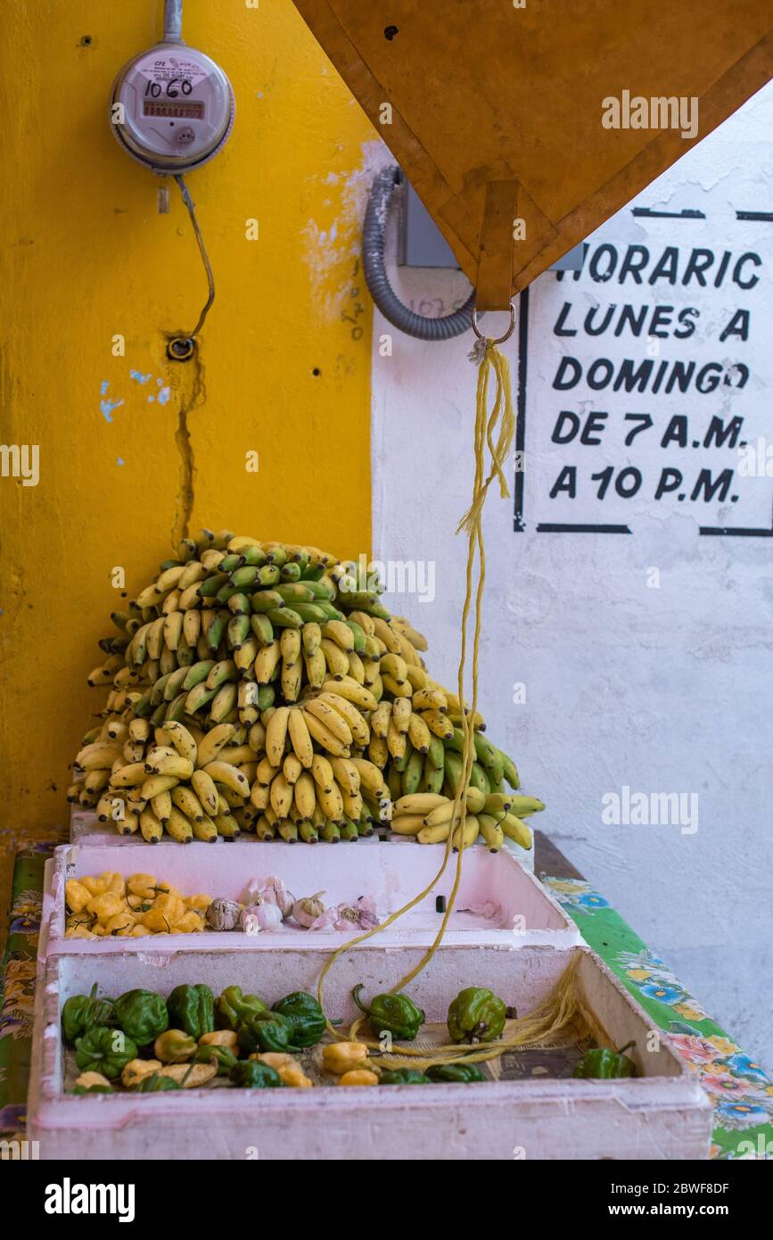 Banane e frutta in un mercato messicano - Celestun, Messico Foto Stock