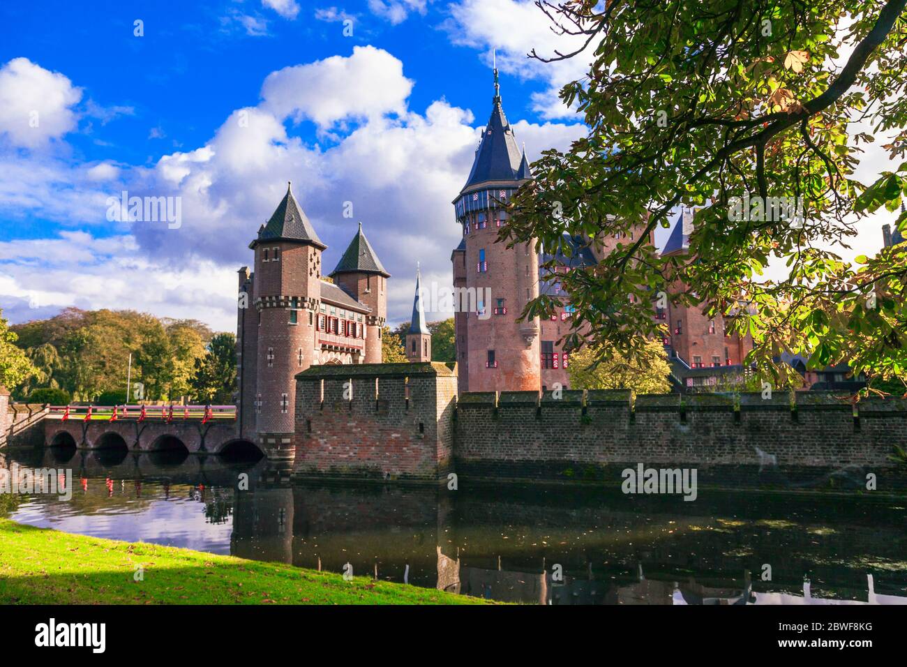 Splendida catena medievale De Haar, la più grande d'Olanda, situata vicino alla città di Utrecht. Foto Stock