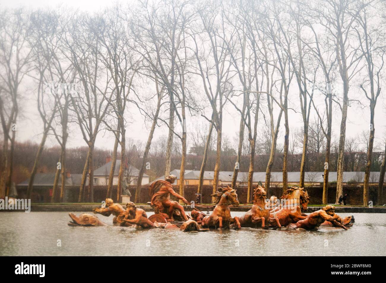 Apollo e il suo carro emergono dalla nebbia nei giardini della Reggia di Versailles, eroica fontana in Francia. Foto Stock