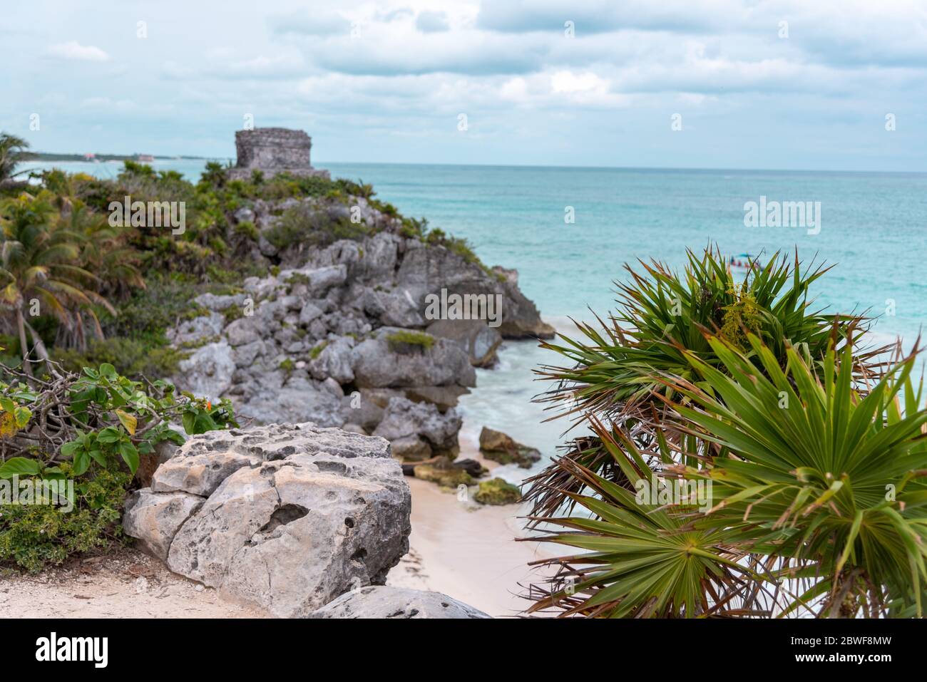Antica rovina Maya con il mare turchese dei Caraibi del Messico e palme sullo sfondo - Tulum, Messico (viaggio e turismo hotspot) Foto Stock