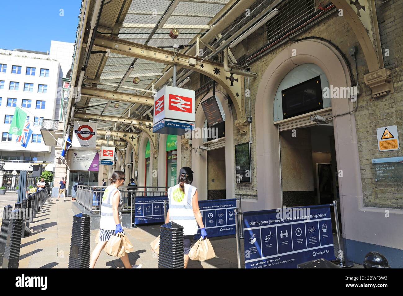 Distanza sociale per viaggiare in sicurezza alla stazione di Charing Cross nella pandemia del coronavirus, a Londra, Regno Unito Foto Stock