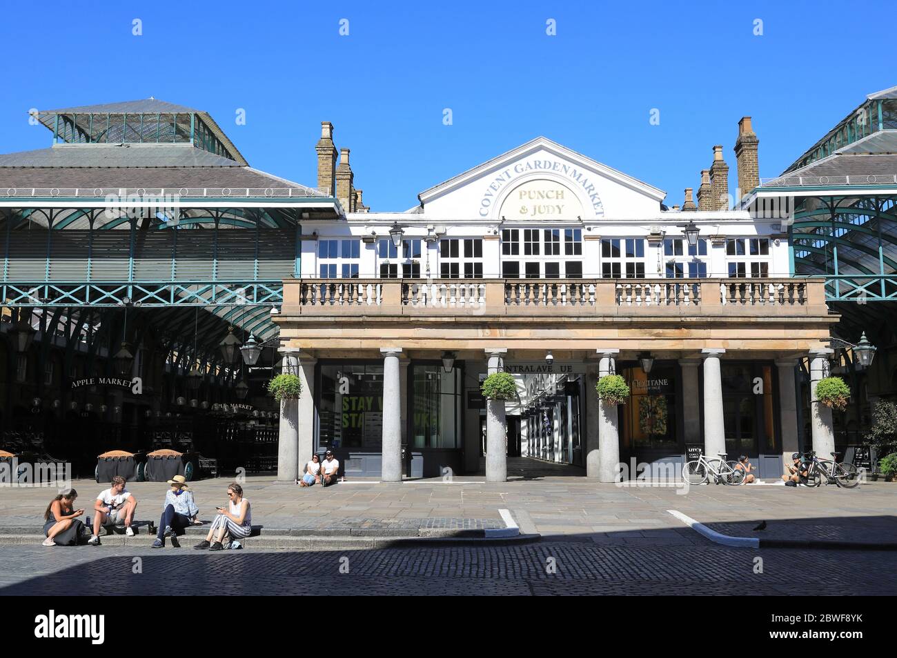 I negozi sono ancora chiusi a Covent Garden alla fine di maggio 2020, nella pandemia del coronavirus, Londra, Regno Unito Foto Stock
