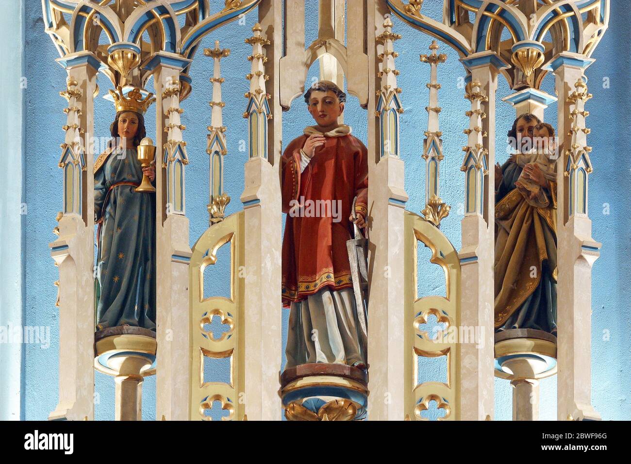 Santi Barbara, Lawrence e Giuseppe, statue sull'altare maggiore nella chiesa parrocchiale di San Giorgio a Desinic, Croazia Foto Stock