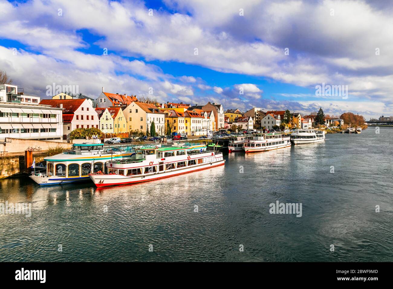 Belle città della Germania - Regensburg panoramica sul Danubio famoso per le crociere. Monumenti della Baviera Foto Stock