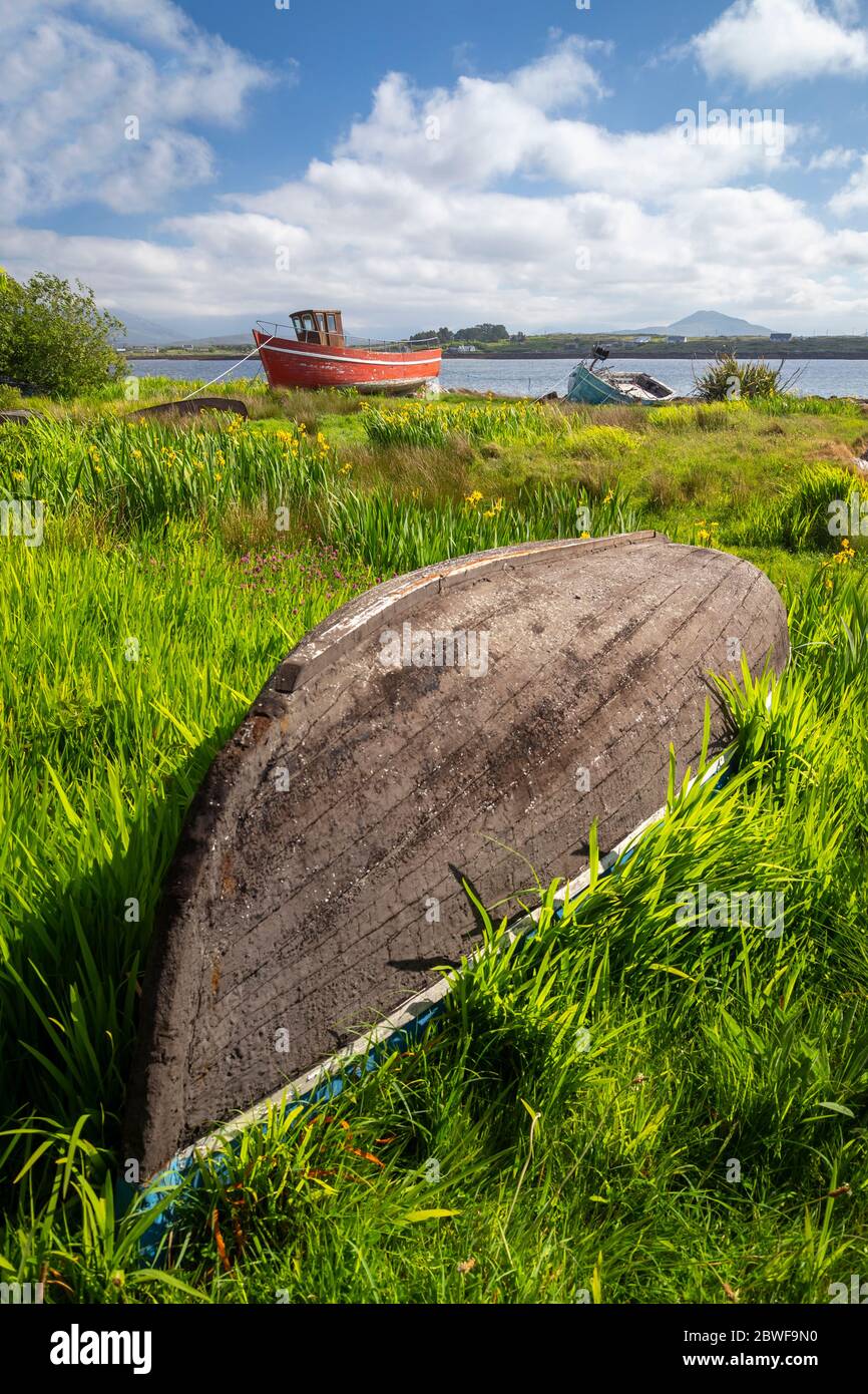 Barche da pesca in legno a Roundstone. Contea di Galway, provincia di Connacht, Irlanda, Europa. Foto Stock