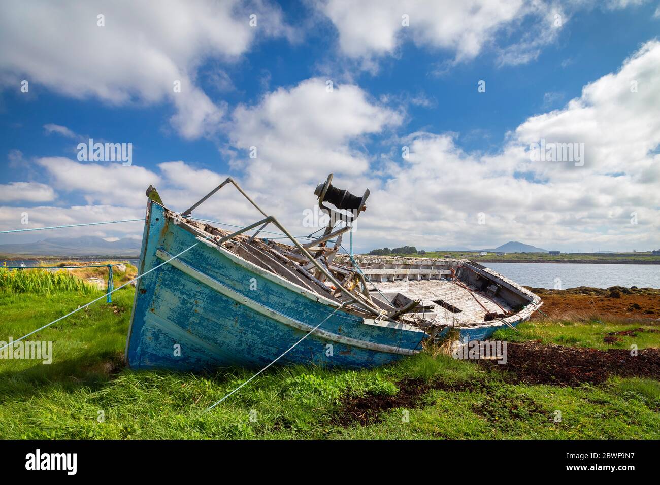 Imbarcazione da pesca blu in legno a Roundstone. Contea di Galway, provincia di Connacht, Irlanda, Europa. Foto Stock