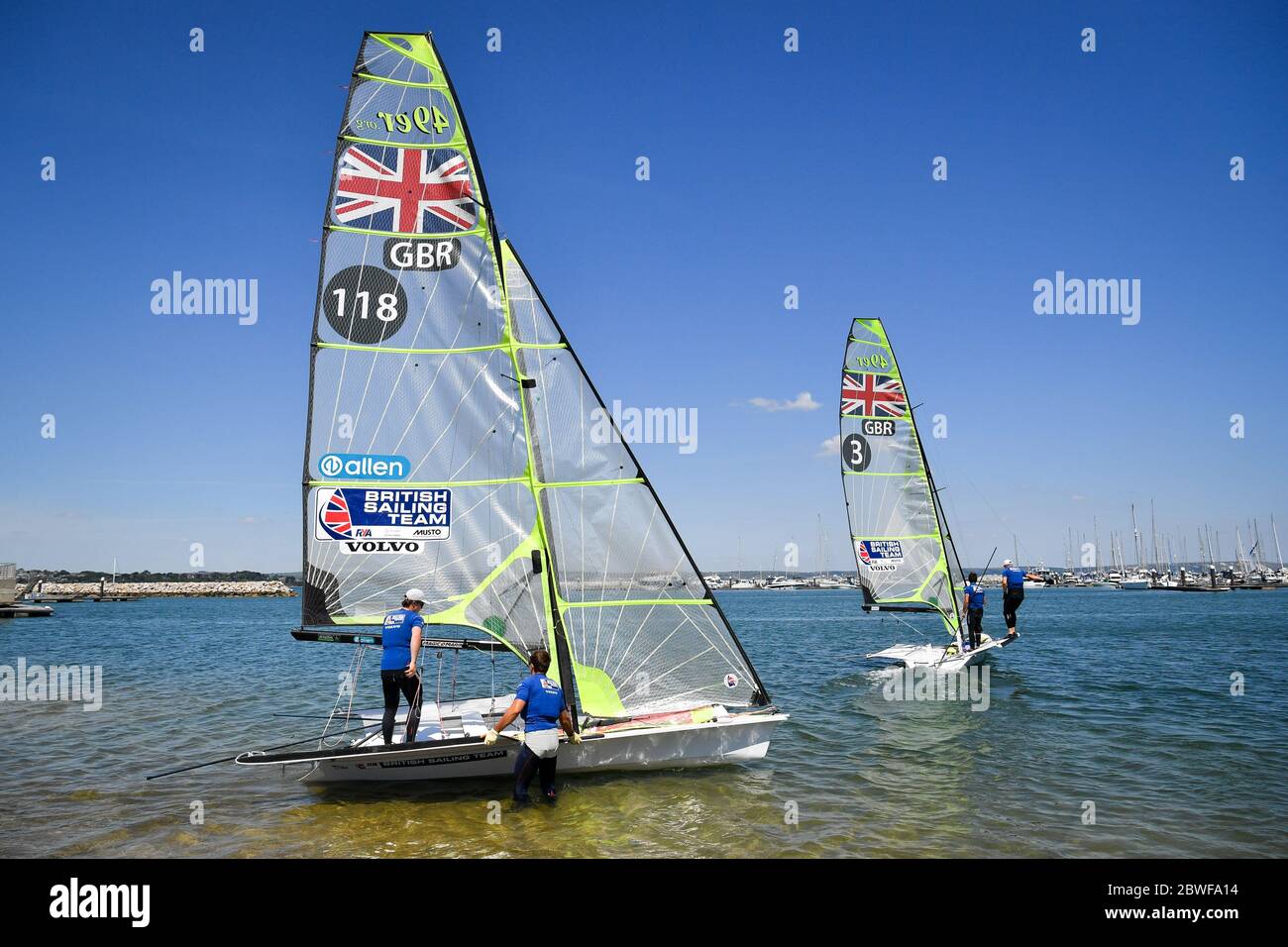 Gli atleti del team GB escono dal porto durante una sessione di allenamento, mentre i membri del Team GB di Weymouth e della Portland National Sailing Academy tornano ad allenarsi in acqua a coppie, poiché le restrizioni di blocco si attenuano in Inghilterra. Foto Stock