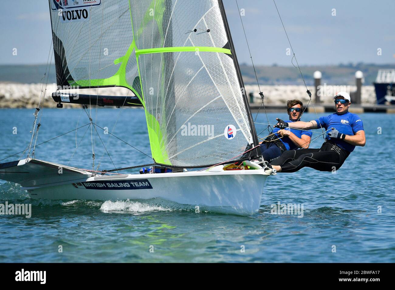 Gli atleti del team GB durante una sessione di allenamento, mentre i membri del Team GB a Weymouth e della Portland National Sailing Academy tornano ad allenarsi in acqua a coppie, poiché le restrizioni di blocco si attenuano in Inghilterra. Foto Stock