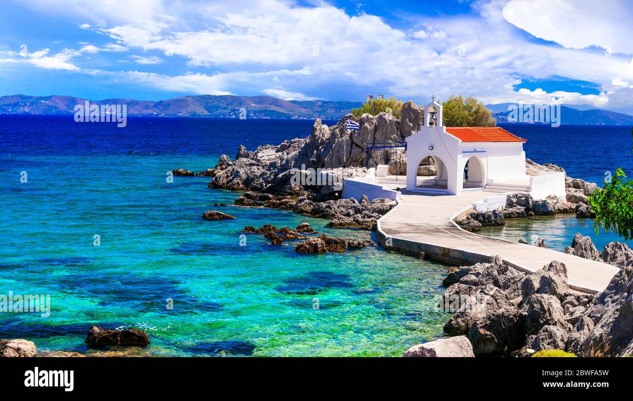 Autentiche isole greche tradizionali - Chios incontaminate, vista della piccola chiesa nel mare sopra le rocce, Agios Isidoros Foto Stock