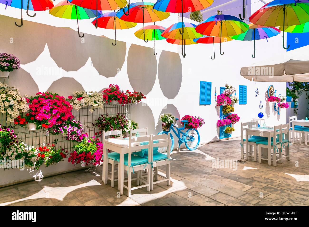 Affascinante design di arredo bar in stile retrò con vecchia bicicletta, ombrelloni e fiori, Bodrum, Turchia. Foto Stock