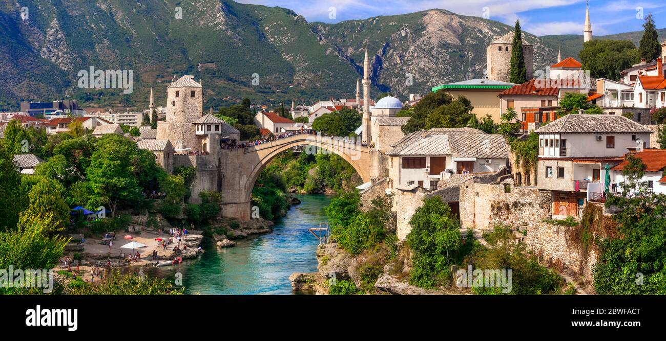 Bella città vecchia iconica Mostar con il famoso ponte in Bosnia Erzegovina, popolare destinazione turistica Foto Stock