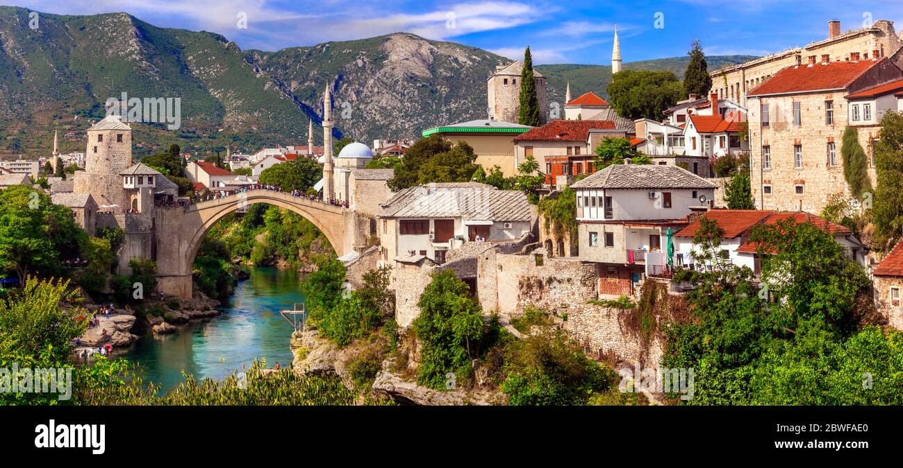 Bella città vecchia iconica Mostar con il famoso ponte in Bosnia Erzegovina, popolare destinazione turistica Foto Stock