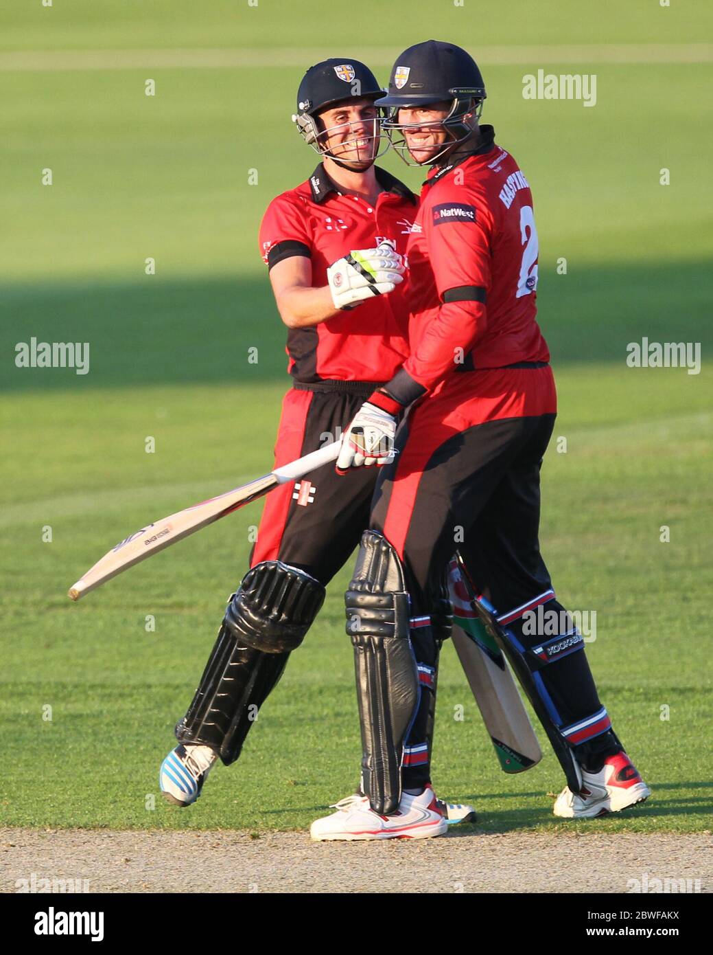 CHESTER LE STREET, INGHILTERRA - Calum McLeod e John Hastings of Durham festeggiano dopo che il loro partner ininterrotto si è assicurato una vittoria di cinque wicket nella partita Nat West T20 Blast North Division tra Durham e Northamptonshire all'Emirates Riverside, Chester le Street venerdì 24 luglio 2014 (Credit: Mark Fletcher | MI News) Foto Stock