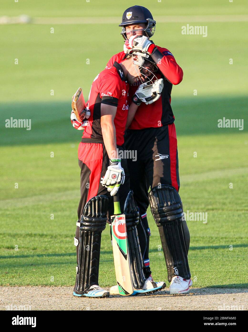 CHESTER LE STREET, INGHILTERRA - Calum McLeod e John Hastings of Durham festeggiano dopo che il loro partner ininterrotto si è assicurato una vittoria di cinque wicket nella partita Nat West T20 Blast North Division tra Durham e Northamptonshire all'Emirates Riverside, Chester le Street venerdì 24 luglio 2014 (Credit: Mark Fletcher | MI News) Foto Stock
