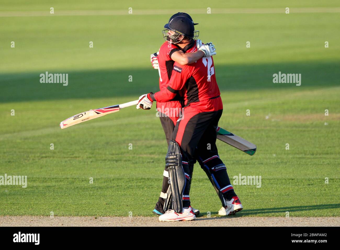 CHESTER LE STREET, INGHILTERRA - Calum McLeod e John Hastings of Durham festeggiano dopo che il loro partner ininterrotto si è assicurato una vittoria di cinque wicket nella partita Nat West T20 Blast North Division tra Durham e Northamptonshire all'Emirates Riverside, Chester le Street venerdì 24 luglio 2014 (Credit: Mark Fletcher | MI News) Foto Stock