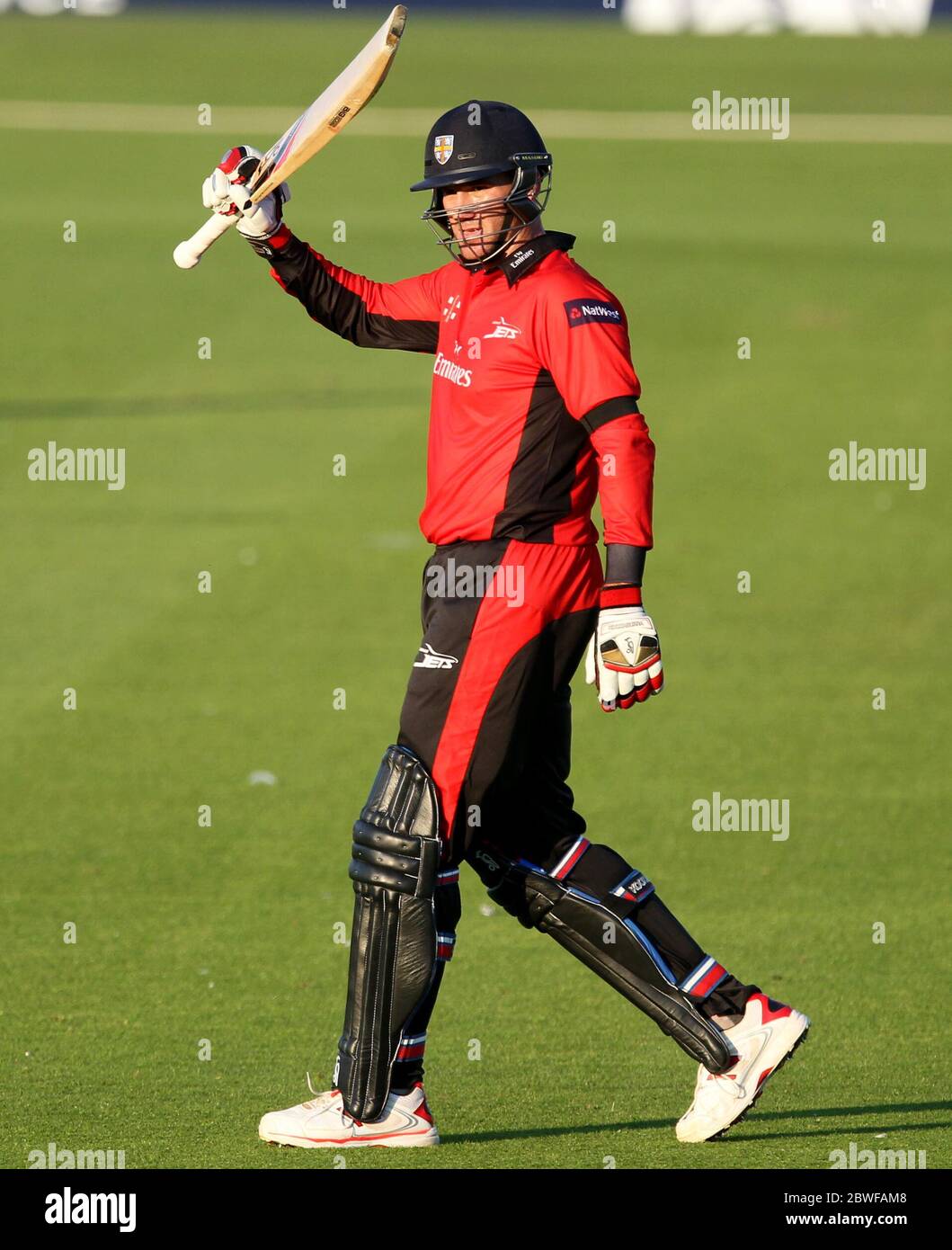 CHESTER LE STREET, INGHILTERRA - John Hastings of Durham riconosce l'applauso per aver raggiunto i cinquanta anni durante la partita Nat West T20 Blast North Division tra Durham e Northamptonshire presso l'Emirates Riverside, Chester le Street venerdì 24 luglio 2014 (Credit: Mark Fletcher | MI News) Foto Stock