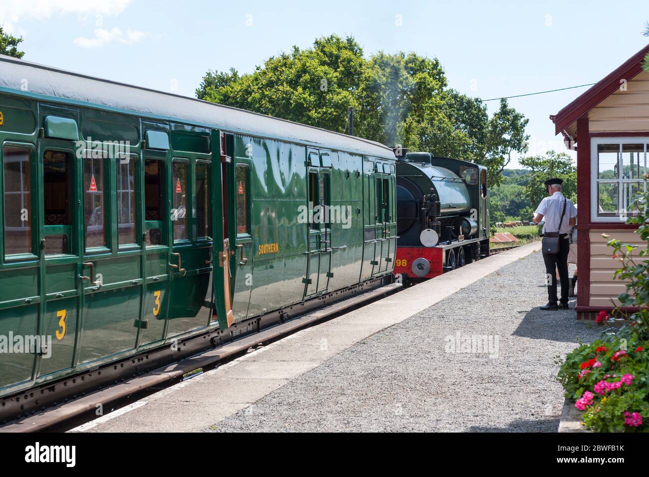 Locomotiva Hunslet austerità WD198 "Royal Engineer" prepararsi a tirare un treno dalla stazione di Wootton, Isle of Wight Steam Railway, Isle of Wight, Foto Stock