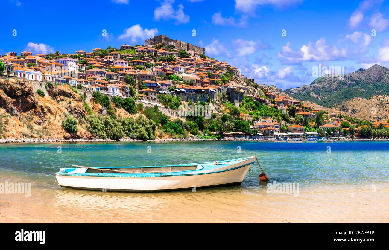Grecia tradizionale. Isola di Lesvos, vista della città Molyvos (Mithymna) con il vecchio castello sopra Foto Stock