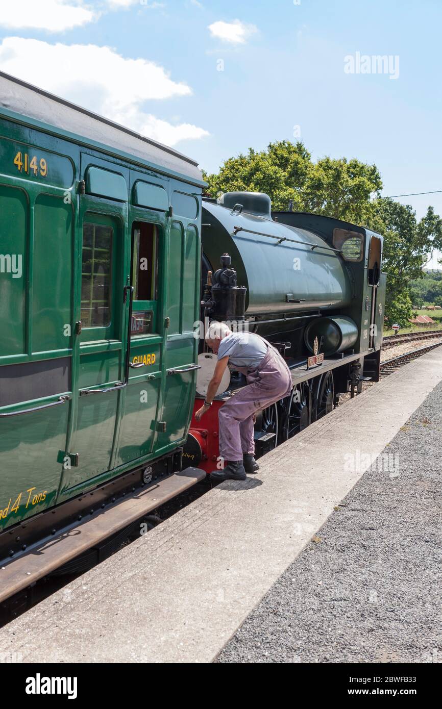 Locomotiva Hunslet austerità WD198 "Royal Engineer" in fase di recupero per l'uscita di un treno dalla stazione di Wootton, dalla ferrovia a vapore dell'Isola di Wight, Isola di Wight, Foto Stock