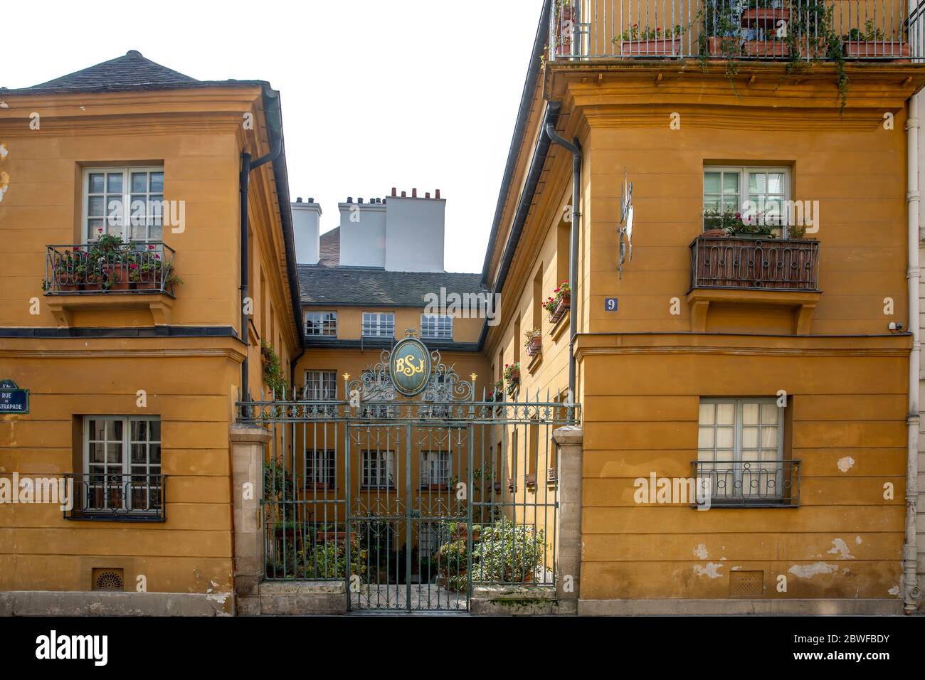 Parigi, Francia - 20 marzo 2020: Casa colorata vicino a Mouffetard Street e Contrescarpe Place a Parigi Foto Stock