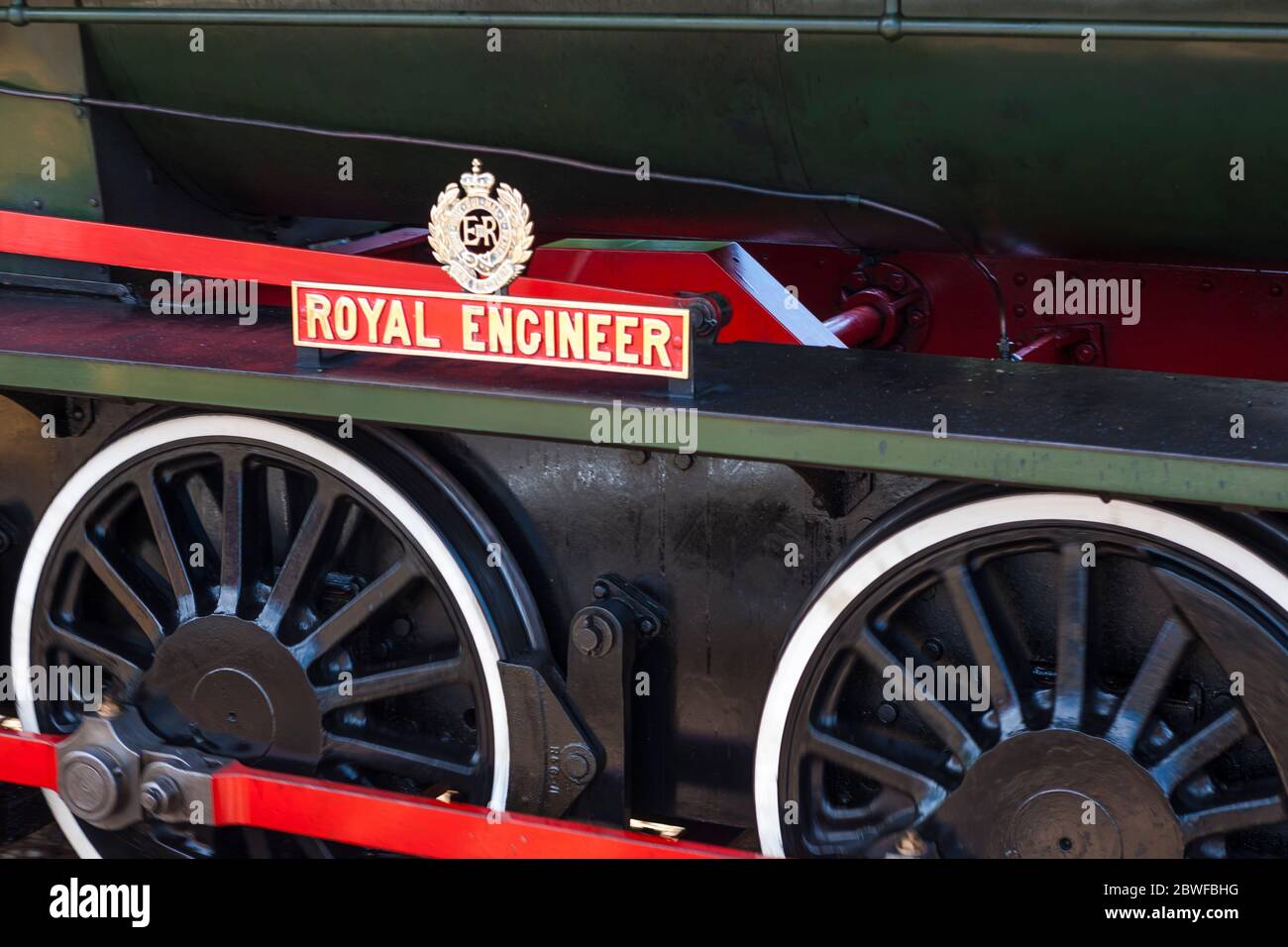 Primo piano delle ruote motrici e badge del nome della locomotiva Hunslet austerità WD198 "Royal Engineer", ferrovia a vapore dell'Isola di Wight, Isola di Wight, Regno Unito Foto Stock