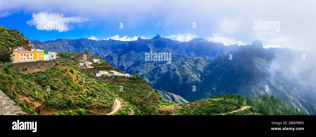 Vista mozzafiato sulle montagne dell'isola delle Canarie. Artenara villaggio, più alto sull'isola Foto Stock