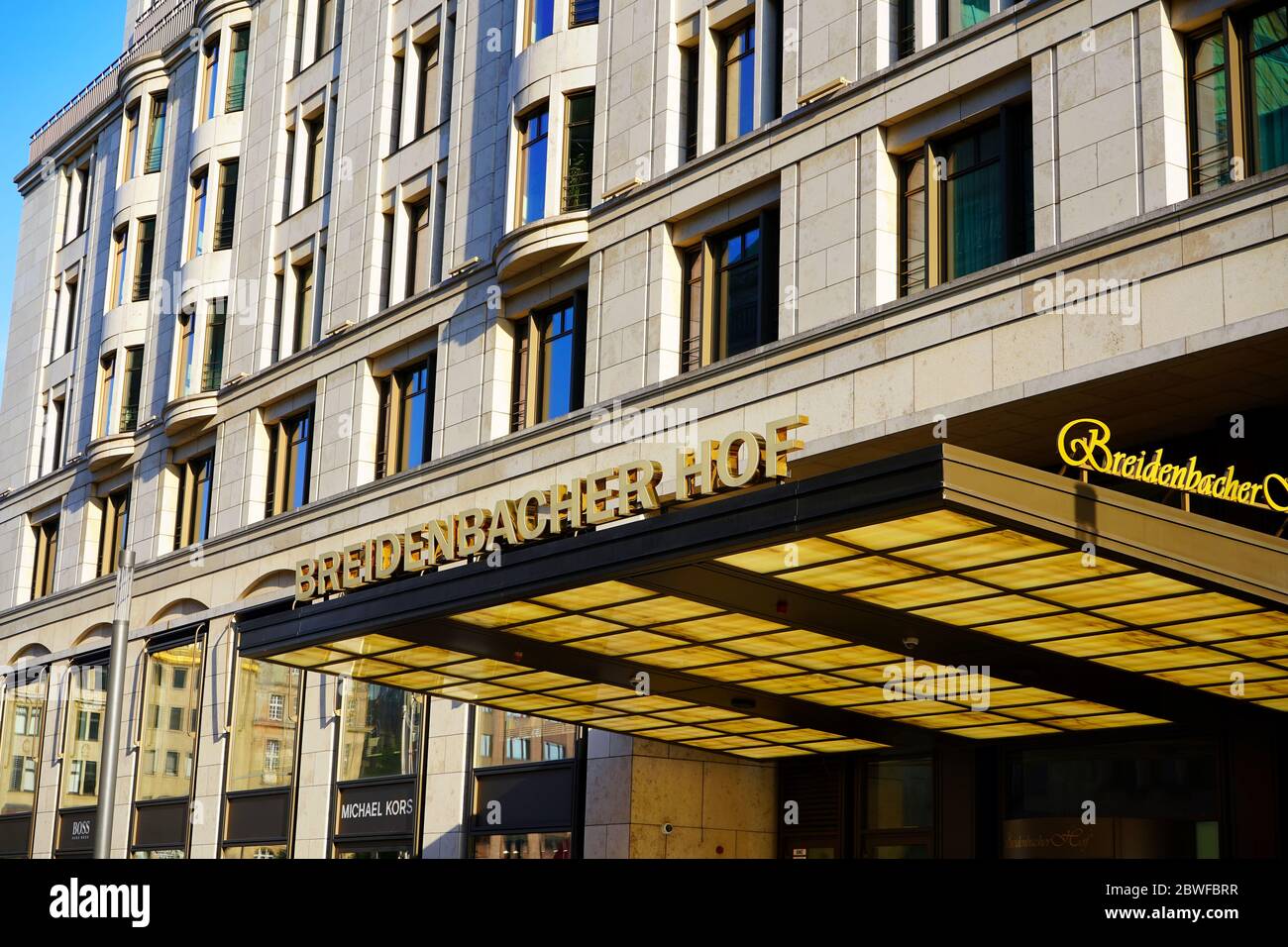 Vista esterna dell'hotel di prima classe „Breidenbacher Hof" su Königsallee con il suo esclusivo tetto giallo. lt ha una tradizione di oltre 200 anni. Foto Stock