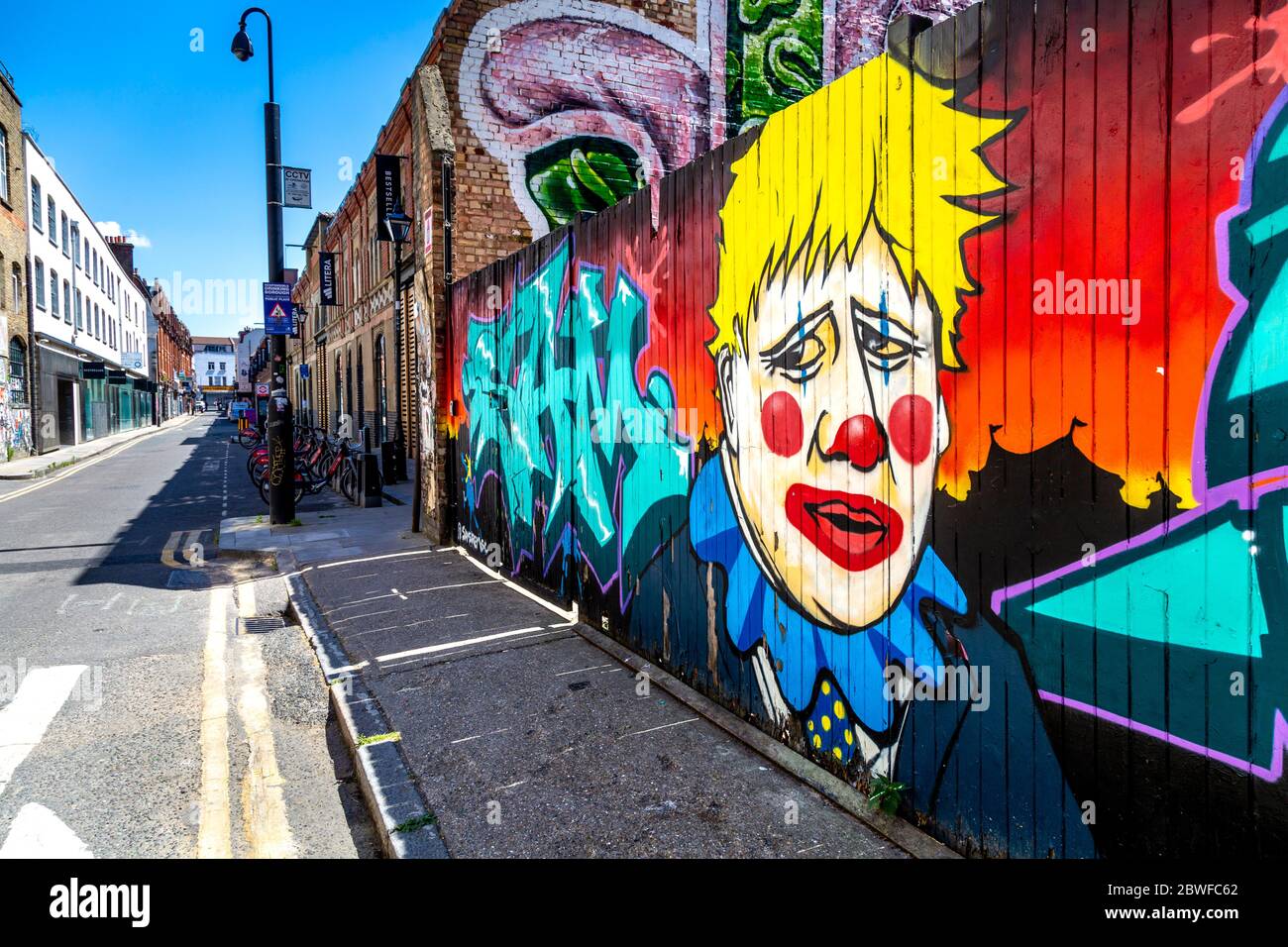 Murale di Boris Johnson come clown di ante ltd in Fashion Street, Spitalfields, Londra, UK Foto Stock