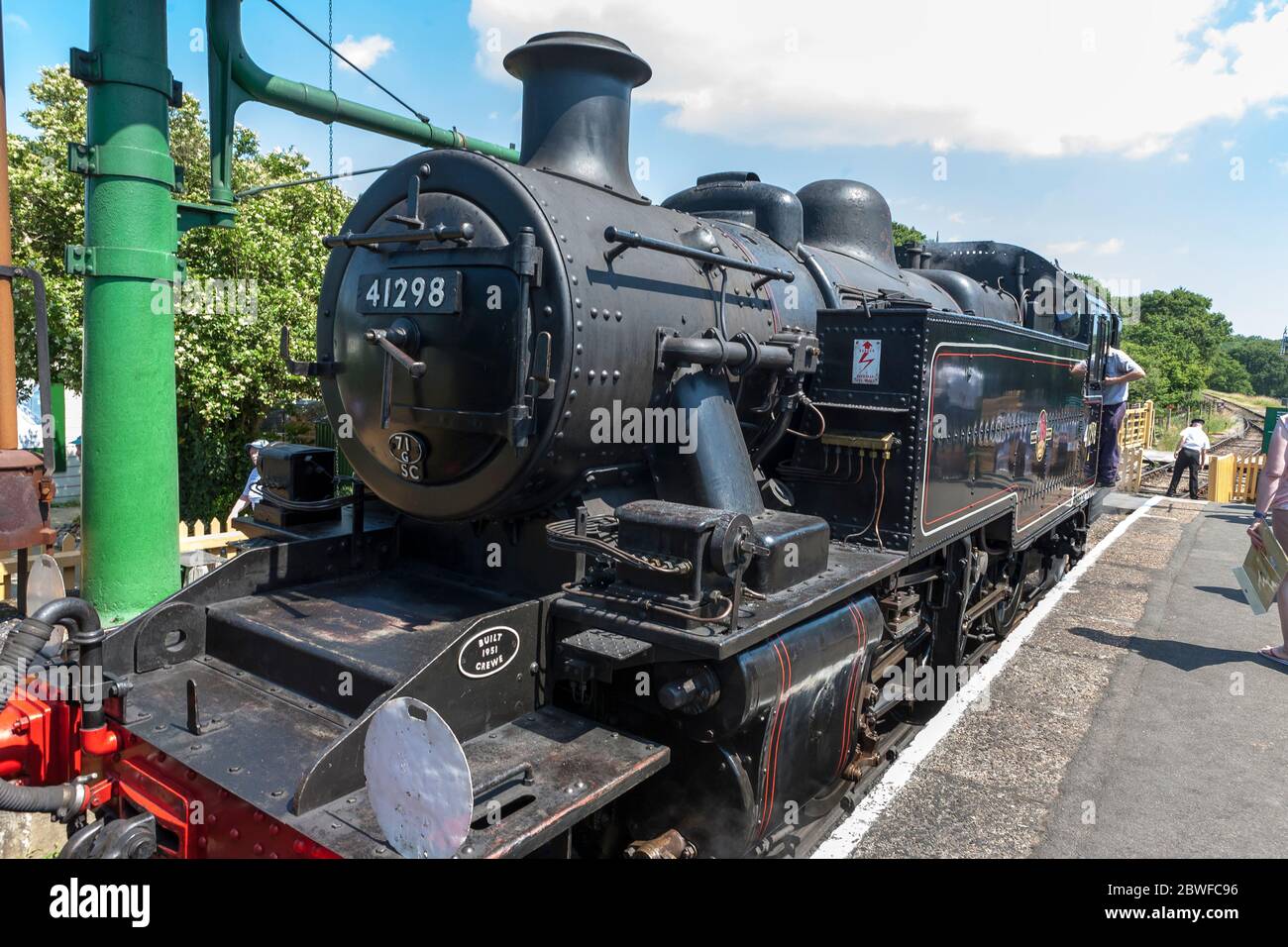 Ivatt Classe 2 2 2-6-2T NO.41298 prendendo sull'acqua alla stazione di Havenstreet sulla ferrovia a vapore dell'isola di Wight, Isola di Wight, Inghilterra, Regno Unito Foto Stock