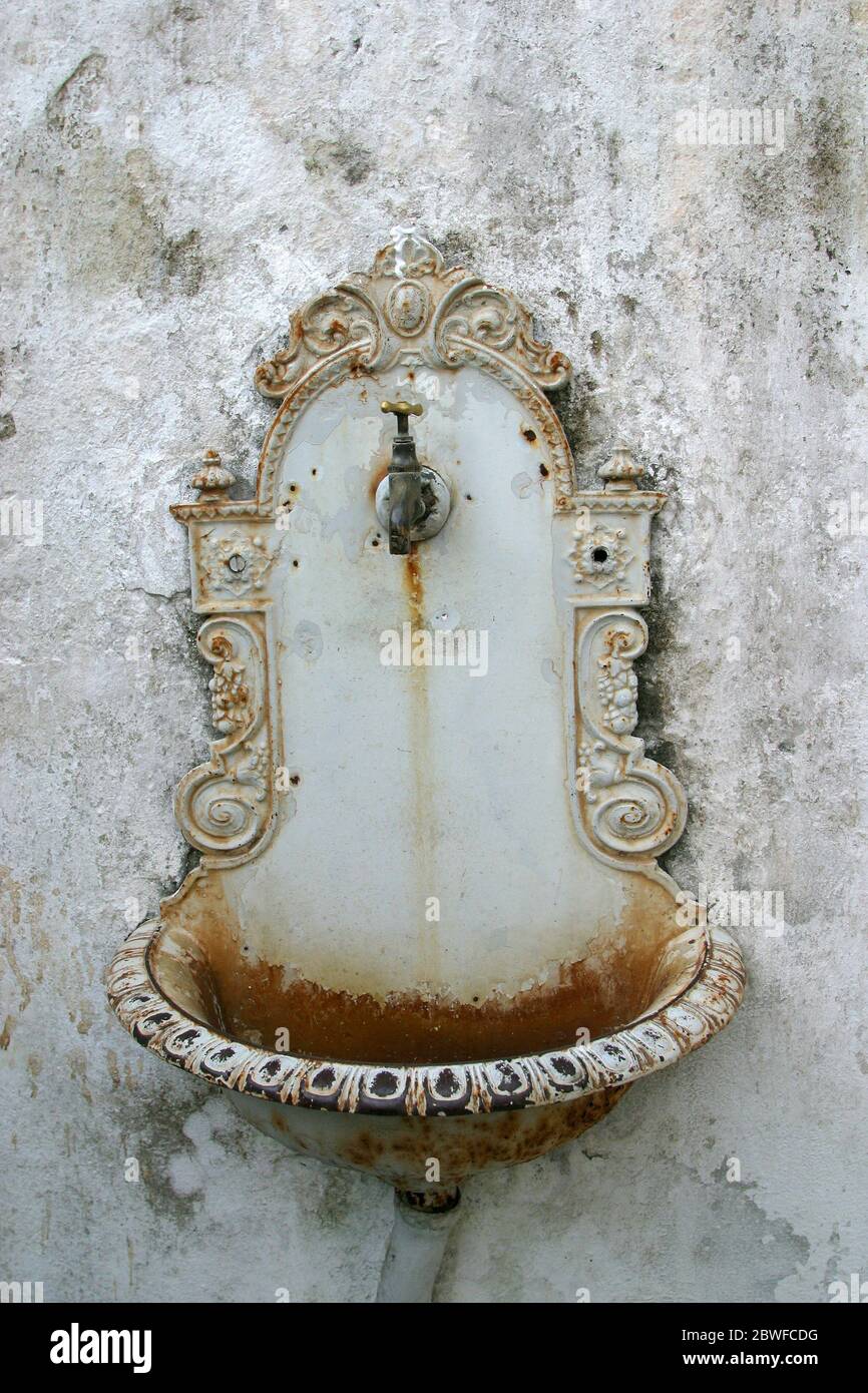 Vecchia fontana da bere a Novi Vinodolski, Croazia Foto Stock
