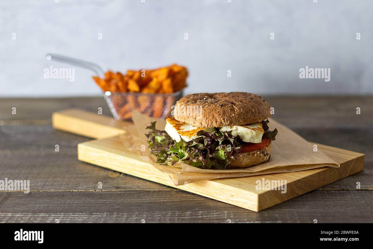Hamburger di verdure halloumi con patate dolci Foto Stock